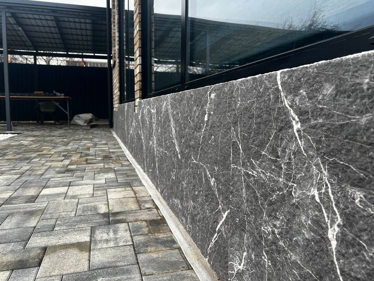 Отделка цоколя гибкой керамикой Bonavel Granite 3D0704